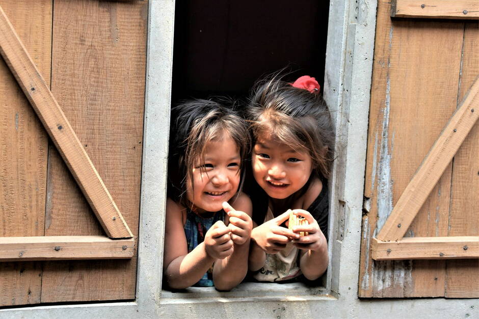 Deux filles Chepang dans une auberge près de Siddhi.