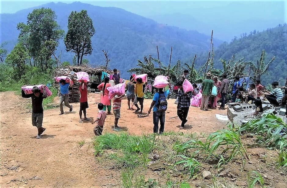 Abtransport der schweren Reissäcke in die höher gelegenen Dörfer
