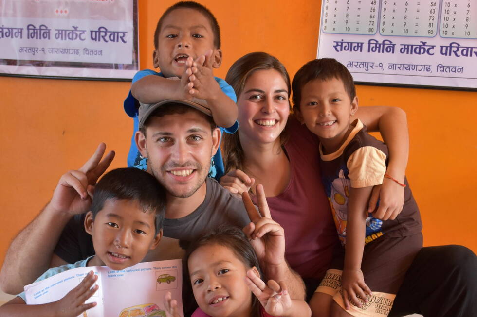 Zoom: Cristina und Tobias mit Chepang Kindern in Antyodaya
