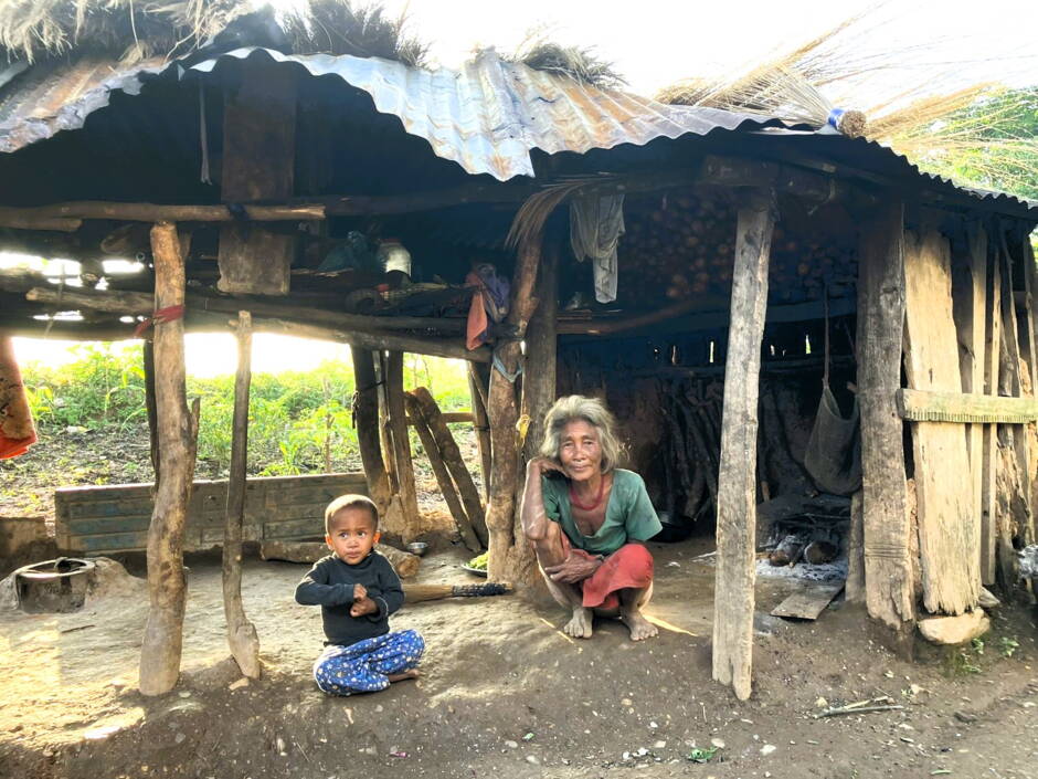 img_8193a.jpg Chepang Frau mit Enkelkind vor ihrem Haus