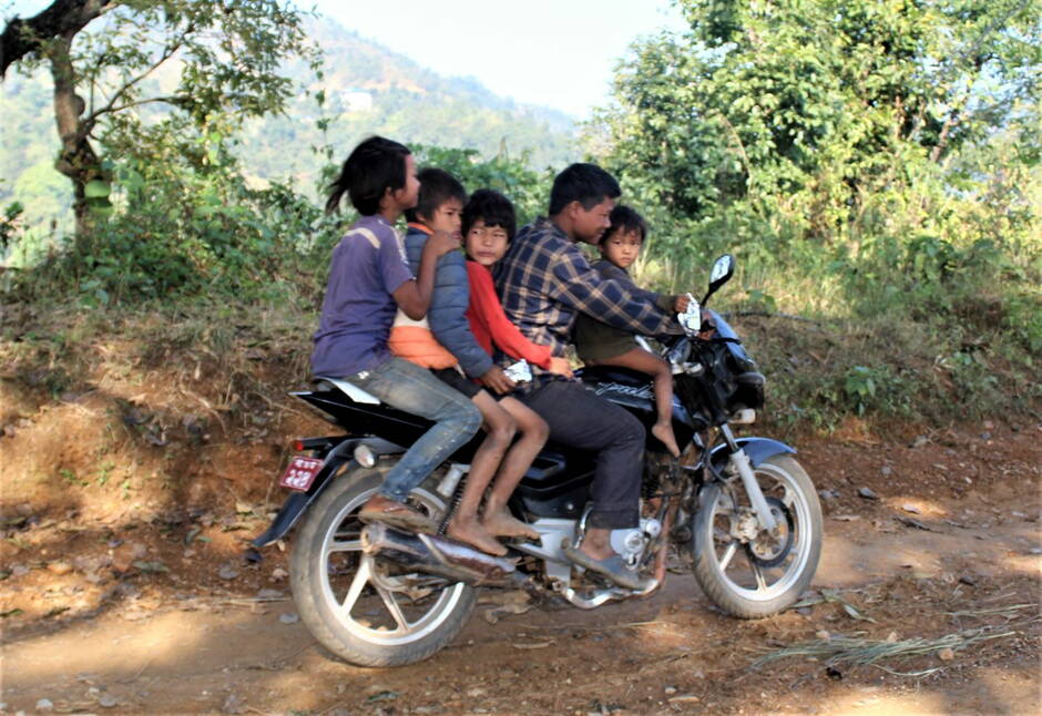 Übergabe der Nahrungsmittel in Korak (Chepang Kinder aus Antyodaya)