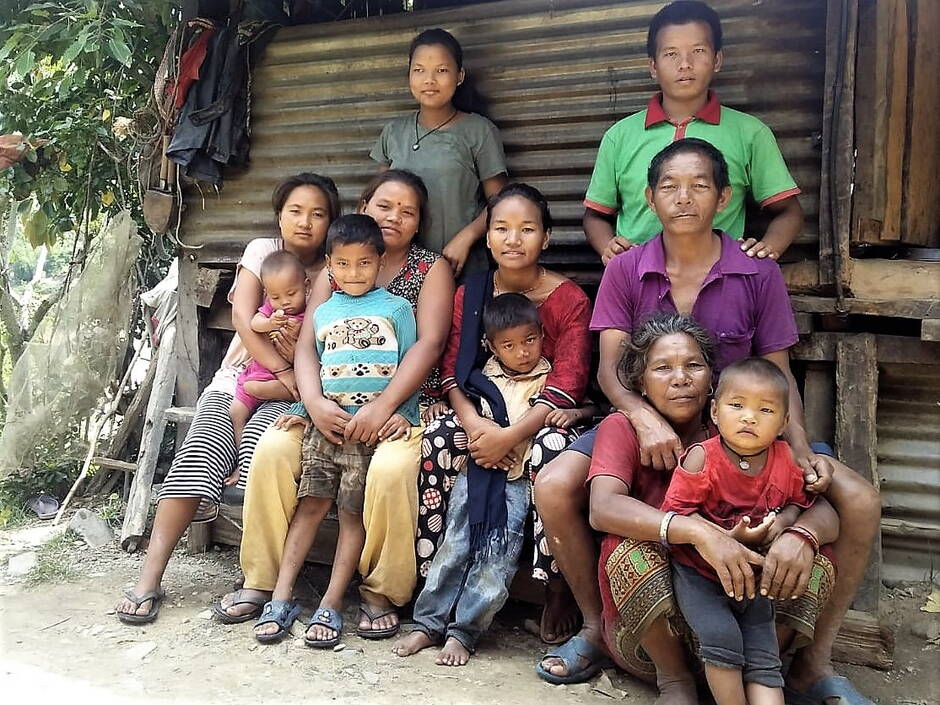 Top Bhadur Chepang (o.r.), Verantwortlicher Unterhalt Antyodaya School. Von seinem Gehalt hängt die ganze Familie mit vielen Geschwistern und Kindern ab.