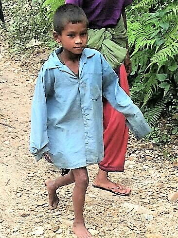 Dieser Junge ist drei Stunden barfuss durch die Berge gewandert, nachdem er hörte, dass in Wasbang Village Nahrungsmittel durch unsere Hilfsorganisation verteilt werden  