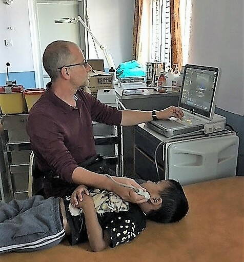 Urs Vogt  à l'Hospital de Ratnanagar en 2017