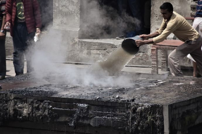 ritual to honor the deceased at pashupatinath