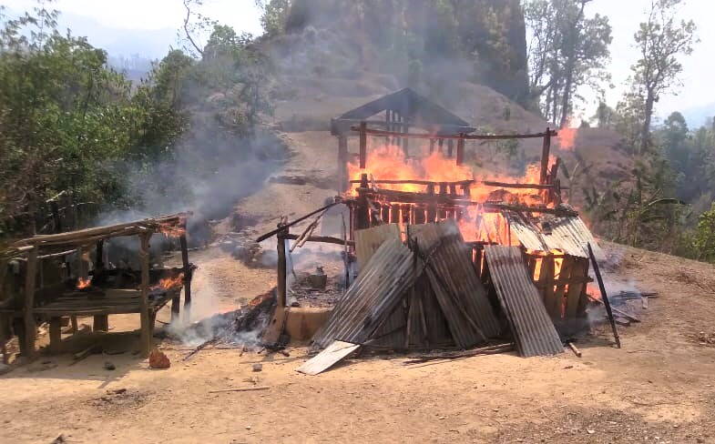 Brennende Chepang Behausung in Pangthali (Mai 2023)