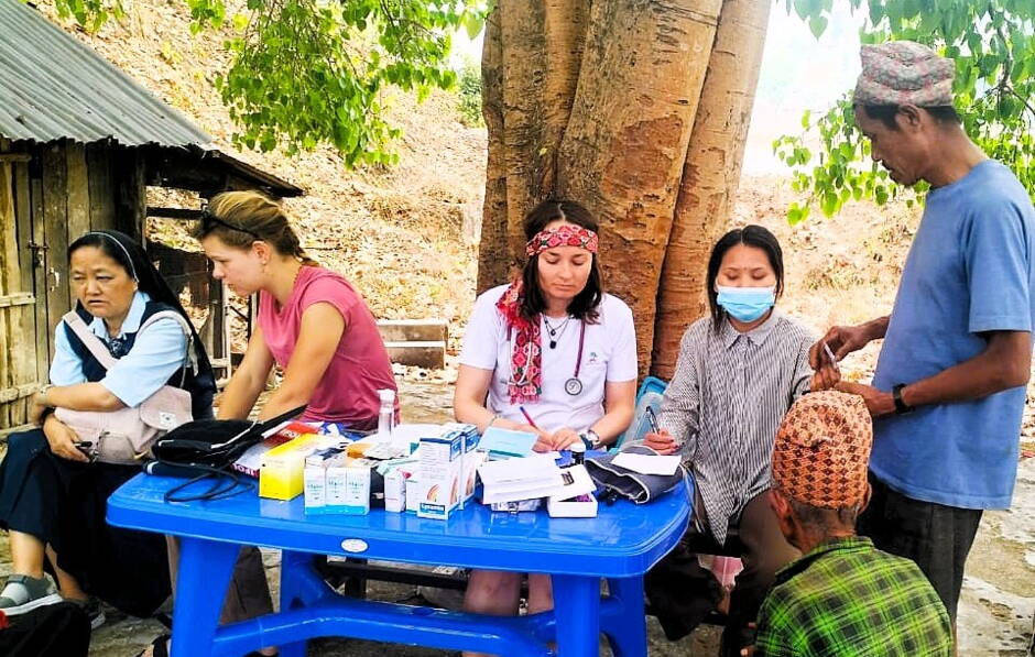 f.L.: Sr. Carmela, Denise, Lena, Baghwoti und patients f.L.: Sr. Carmela, Denise, Lena, Baghwoti und patients