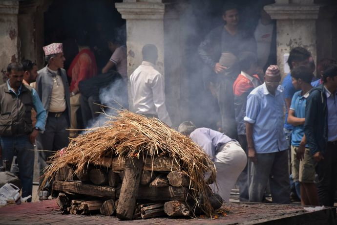 ritual to honor the deceased at pashupatinath.jpg.jpg