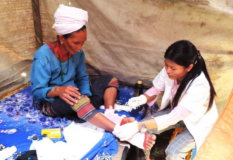 Birsana verbindet eine Patientin in Pangtali (6. April 2022)