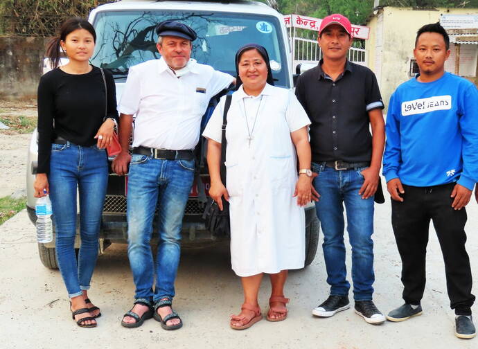 Health Camp Team MIC in Nepal v.L: Birsana (Pflegefachfrau), Fredi (Arzt), Sr. Miriam (Pflegefachfrau), Richard (Helper, Fotodokumentation), Dinesh (Driver, Helper)