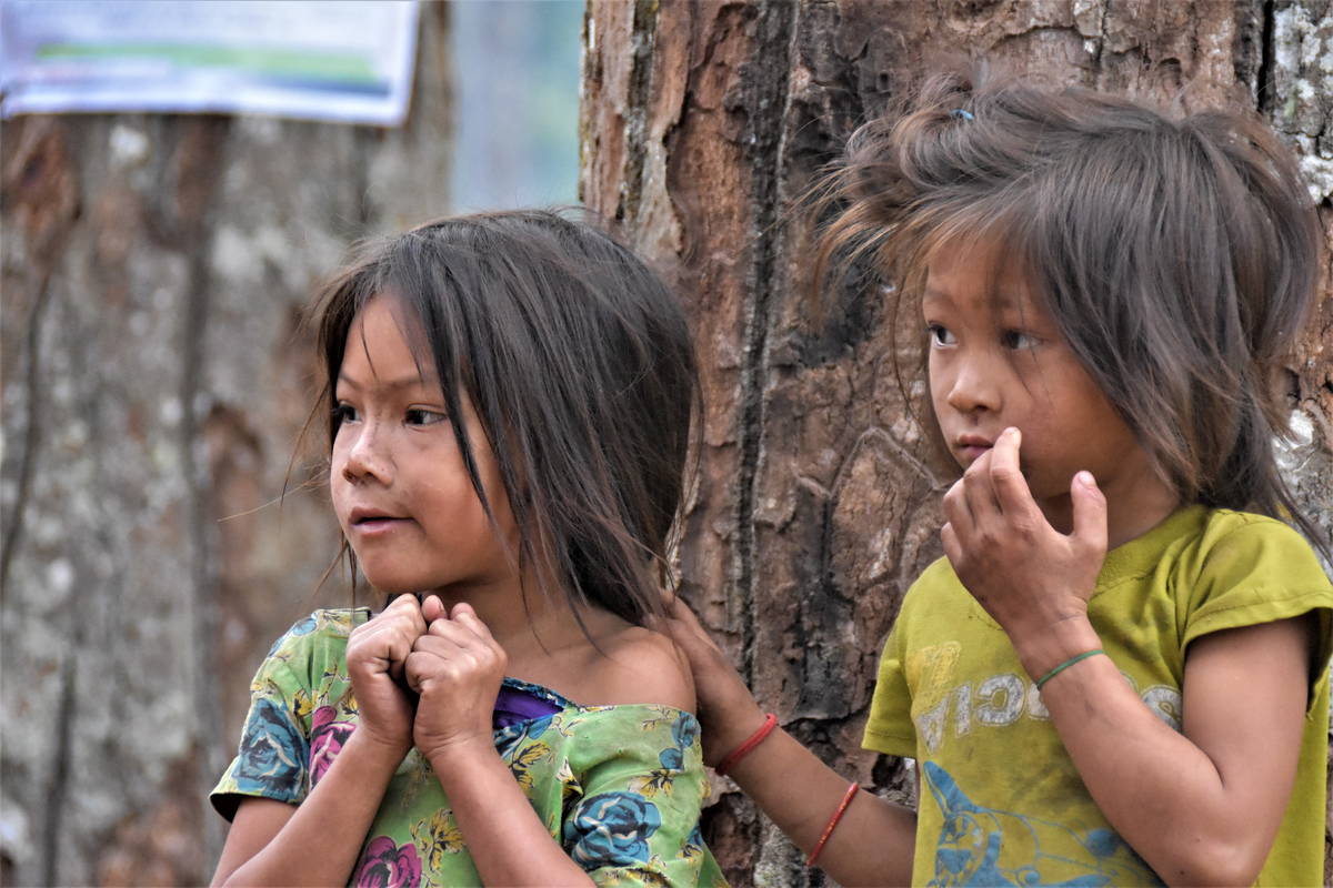 Deux fille, jungle auprès de Cisapani