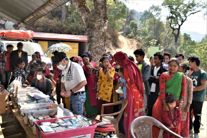 Distribution de médicaments dans le camp
