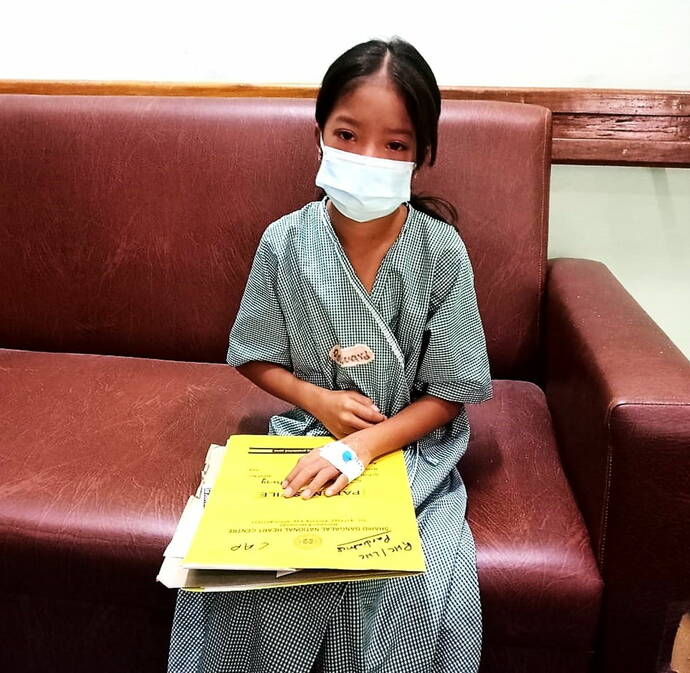 Sumina wartet im Shahid Gangalal National Heart Centre in Kathmandu auf die Herzkatheteruntersuchung (Juli 2022)
